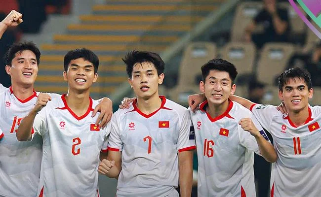 Sân quần vợt với vợt và bóng, biểu tượng của cá cược quần vợt tại Hi8.